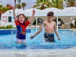 ¿Puede mi hijo traerse a amigos todos los días a la piscina de la comunidad?