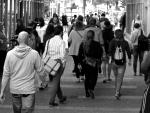 Gente caminando por la calle en una ciudad