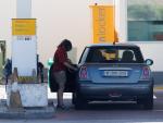 Una persona reposta en una gasolinera, a 14 de julio de 2023, en Madrid (España).