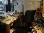 Oficina desordenada con aparatos usados