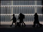 Varias personas caminan con su equipaje en el Aeropuerto de Barcelona-El Prat