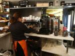 trabajador_trabajando_camarero_bar_autonomo_consumo_cafeteria_cafe_precios (2)