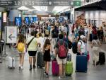 Varias personas con maletas en la estación de Atocha-Almudena Grandes