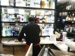 trabajador_trabajando_camarero_bar_autonomo_consumo_alcohol_cafeteria