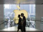 china_hong_kong_apple_employees_pass_by_the_apple_company