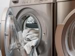 Lavadora con ropa sucia