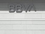 EuropaPress_2265549_nuevo_logo_bbva_fachada_edificio_vela_sede_compania_madrid