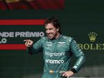 El español Fernando Alonso de Alpine celebra su tercer puesto