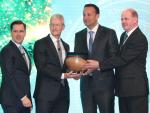 Tim Cook recoge un premio de Irlanda en 2020 a la inversión extranjera en el país.