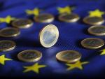 filed_04_july_2011_baden_wuerttemberg_karlsruhe_euro_coins_lie_on_euro_flag (1)