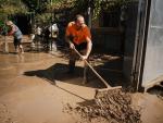 varias_personas_colaboran_labores_limpieza_zonas_afectadas_inundaciones
