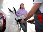 Mujer echando Gasolina