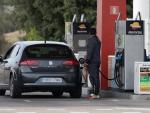 persona_reposta_vehiculo_gasolinera_28_octubre_2022_madrid_espana_precio