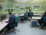 Varios empleados trabajan en sala de control de la central nuclear de Santa María de Garoña.
