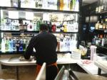 trabajador-trabajando-camarero-bar-autonomo-consumo-alcohol-cafeteria (1)