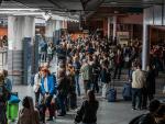 Decenas de personas esperan tras el retraso o cancelación en sus trenes en la estación de Puerta de Atocha-Almudena Grandes