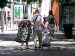 pareja_ancianos_camina_calle_carro_compra_27_julio_2021_madrid_espana