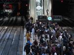 Decenas de personas esperan a que se restablezca el servicio en la estación de Puerta de Atocha-Almudena Grandes