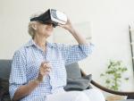 senior-mujer-sentada-sofa-disfrutando-gafas-realidad-virtual