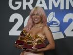 La cantante Karol G, posa con los 3 Grammy