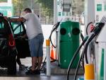 hombre_echa_carburante_vehiculo_gasolinera_11_octubre_2023_madrid_espana