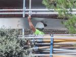 Un trabajador de la construcción en una obra, a 2 de agosto de 2023, en Madrid (España).