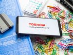 Toshiba logotipo en un smartphone