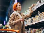 Mujer busca productos en un supermercado