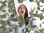 Mujer feliz con dinero