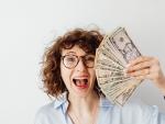 Mujer contenta con dinero