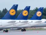 27-july-2022-hamburg-lufthansa-aircraft-are-parked-on-the-grounds-of
