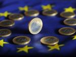 EuropaPress_4715631_filed_04_july_2011_baden_wuerttemberg_karlsruhe_euro_coins_lie_on_euro_flag (1)