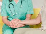enfermera-que-controla-pulso-muneca-paciente-femenino