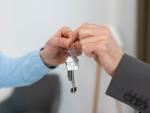 llaves-retenidas-agente-inmobiliario-comprador