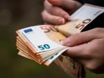 primer-plano-manos-femeninas-contando-billetes-euros-inflacion-monetaria-mundial-concepto-economico