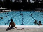 varios_banistas_refrescan_piscina_municipal_casa_campo_17_junio_2022_madrid