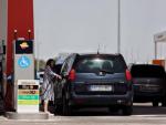 mujer-repostando-gasolinera-12-mayo-2022-madrid-espana-precio-medio