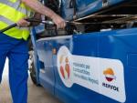 Empleado estación de servicio de Repsol  repostando combustible 100 % renovable