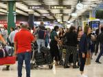 Varias personas con maletas en el Aeropuerto Adolfo Suárez-Madrid Barajas,
