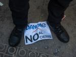 Un cartel de 'Danone no al cierre' durante una protesta contra el cierre de la planta de Danone en Parets del Vallès
