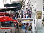 Viajeros esperar en la estación de autobuses en el aeropuerto Adolfo Suárez Madrid-Barajas.-scaled