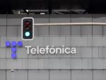 Un semáforo en verde frente a la sede de Telefónica, a 28 de noviembre de 2023, en Madrid (España).