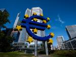 Sede del BCE con la escultura del euro en sus aledaños.