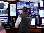 Un inversor observa varias pantallas en la Bolsa de Nueva York.