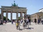 EuropaPress_3763765_ciclistas_junto_puerta_brandeburgo_centro_berlin
