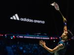 Un jugador de bádminton en el Adidas Arena de París.
