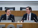 El ministro de Asuntos Exteriores, UE y Cooperación, José Manuel Albares (i) y el presidente de la CEOE, Antonio Garamendi (d)