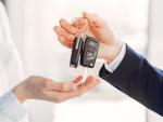 ¿Quién es el responsable de contratar el seguro en los coches de renting y leasing?