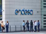 Trabajadores en la sede de Endesa, en Madrid.