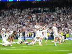 Los jugadores del Real Madrid celebran la victoria 2-1 y el pase a la final durante la Liga de Campeones de la UEFA